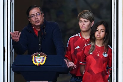 Gustavo Petro, Verónica Alcocer y Antonella, durante un discurso presidencial el 14 de febrero de 2023.