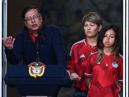 Gustavo Petro, Verónica Alcocer y Antonella, durante un discurso presidencial el 14 de febrero de 2023.