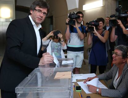 El presidente de la generalitat, Carles Puigdemont, vota en Girona.