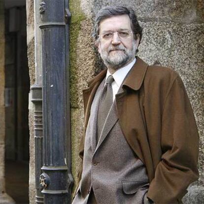 El diputado del PSdeG, Francisco <i>Tuco</i> Cerviño, en una calle de Santiago de Compostela.