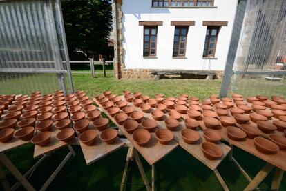 Elaboración de 'katilus' en el centro Ollerías, el museo de la cerámica de Elosua (Álava) que celebra 25 años de exizstencia.