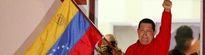 El presidente de Venezuela, Hugo Chavez,  celebra en el Palacio de Miraflores en Caracas la nueva victoria electoral.