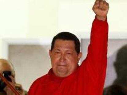 El presidente de Venezuela, Hugo Chavez,  celebra en el Palacio de Miraflores en Caracas la nueva victoria electoral.