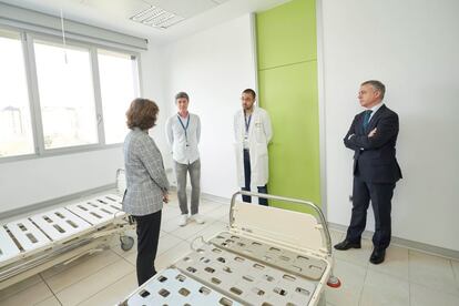 El lehendakari, Iñigo Urkullu, acompañado de la consejera de Salud, Nekane Murga, visitó este miércoles las instalaciones del Hospital Universitario de Álava, habilitadas con capacidad para acoger, desde el viernes, a 56 pacientes.