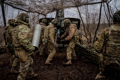 Ukrainian servicemen load a 152mm shell into a Msta-B howitzer, near the frontline town of Bakhmut on March 2, 2023. 
