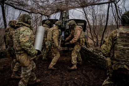 Ukrainian servicemen load a 152mm shell into a Msta-B howitzer, near the frontline town of Bakhmut on March 2, 2023. 