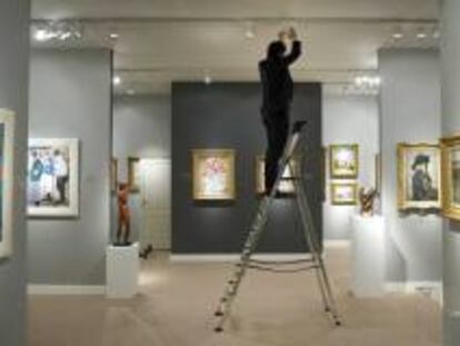 Un trabajador ultima los detalles para la apertura de la Feria TEFAF en Maastricht (Holanda). EFE/Archivo