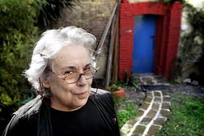 La fotógrafa Colita, retratada en el patio de su casa, en Barcelona, en el año 2006.
