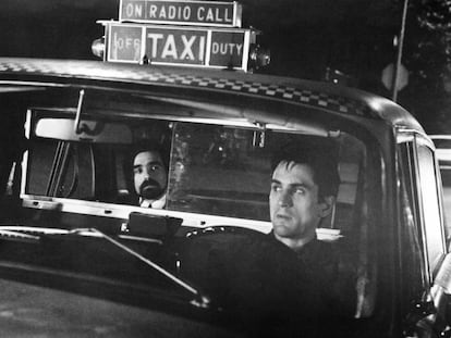 Martin Scorsese, al fondo, observa a Robert Deniro durante el rodaje de 'Taxi Driver'.