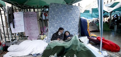 Una pareja descansa sobre un colchón en plena Puerta del Sol