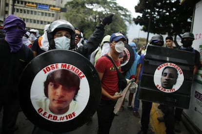 Manifestantes antigubernamentales sostienen fotografas de vctimas de la violencia durante las protestas en la Plaza Altamira de Caracas.