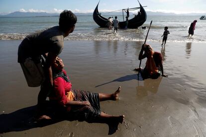 Refugiados rohingya se desploman de agotamiento al llegar desde Myanmar, cerca de Cox's Bazar, en Bangladés.