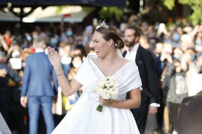 Para la celebración, Flohr se ha decantado por un vestido con escote barco y cola de la firma Chanel, según apunta la revista ¡Hola!. Además, ha lucido la tiara del corsario, perteneciente a la familia real griega.