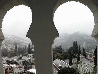 Vista de Granada, bajo la nieve, desde los balcones de la Alhambra