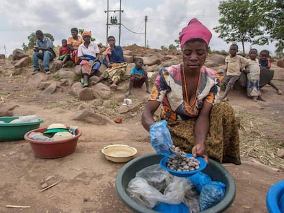 Una mujer vende alimentos en Ngolongoliwa, una aldea del sur de Malawi.