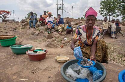 Una mujer vende alimentos en Ngolongoliwa, una aldea del sur de Malawi.