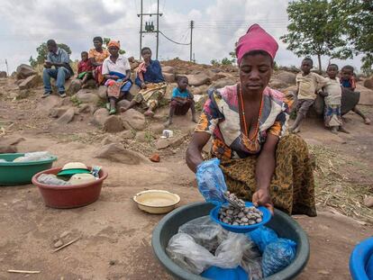 Una mujer vende alimentos en Ngolongoliwa, una aldea del sur de Malawi.