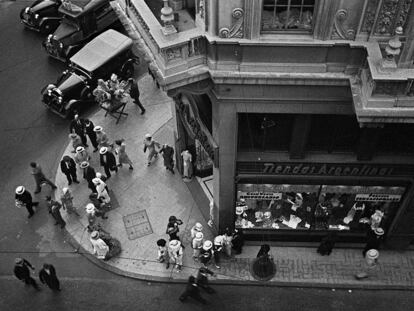 <i>Calle Suipacha esquina avenida Presidente Roque Sáenz Peña</i> (1936), Buenos Aires, foto de Horacio Coppola.