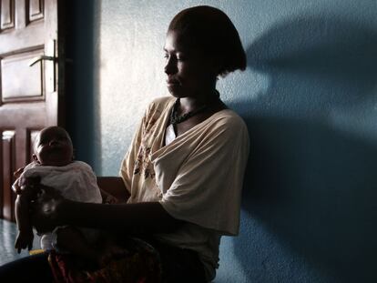 Musa Kargbo, de 21 años, acuna a su hija Abibatu tras haber sido vacunada en la maternidad Princess Christian de Freetown, Sierra Leona.