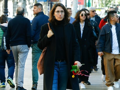 L'escriptora Eva Baltasar passeja per la Rambla el dia de Sant Jordi.