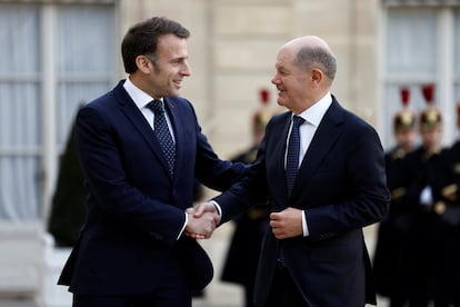 El presidente francés, Emmanuel Macron, da la bienvenida al canciller alemán, Olaf Scholz, a su llegada a una reunión con líderes europeos sobre Ucrania y la seguridad europea en el Palacio del Elíseo en París.