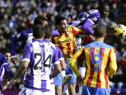 Rami y Manucho pelean por alto por el balón.