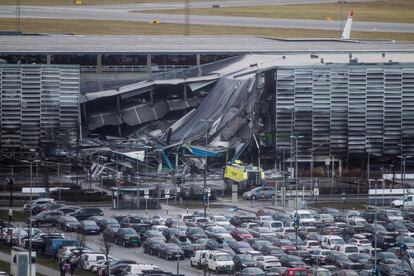 Derrumbe de un aparcamiento a consecuencia de un incendio en el aeropuerto de Stavanger en Sola (Noruega).