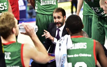Sito Alonso, técnico del Baskonia, durante un tiempo muerto.