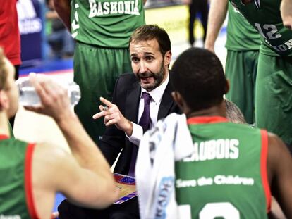 Sito Alonso, t&eacute;cnico del Baskonia, durante un tiempo muerto.