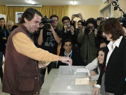 El presidente de honor del PP y expresidente del Gobierno José María Aznar acude a las hurnas