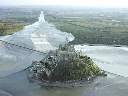 Imagen aérea virtual de la obra de ingeniería que permitirá al Mont Saint-Michel volver a aislarse de la tierra durante la marea alta.