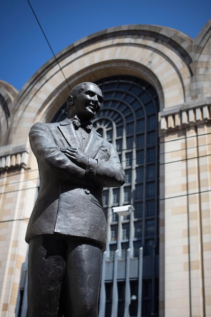 La estatua de Gardel frente al Abasto Shopping.