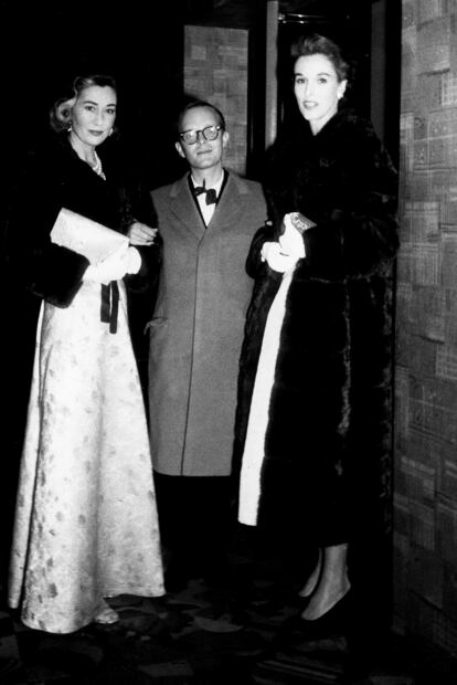 De izquierda a derecha, Gloria Guinness, Truman Capote y Barbara Paley, en 1957. 