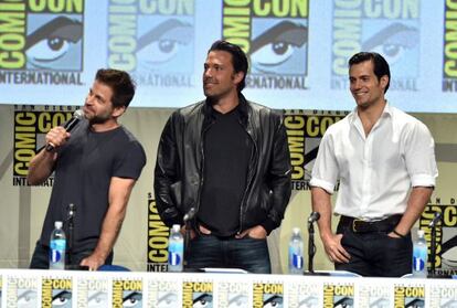 De izquierda a derecha, Zack Snyder, Ben Affleck y Henry Cavill en la presentación en la Comic-Con de 'Batman v Superman'.