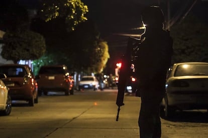 Un militar hace patrulla en Sinaloa.