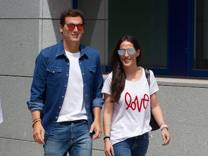 Albert Rivera y Malú saliendo del hospital tras el ingreso del expolítico el 12 de julio de 2019, en su primer posado juntos.