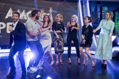 El presentador Pablo Motos con los actores Dani Rovira, Ana Polvorosa, Blanca Suárez, Ana Fernández, Maggie Civantos y Nadia de Santiago durante el programa "El Hormiguero"