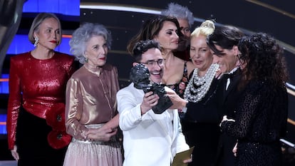 En el centro, Juan Antonio Bayona recoge el premio a mejor película por 'La sociedad de la nieve', en compañía del elenco de 'Todo sobre mi madre'.
