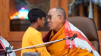 El Dalái Lama se disculpa tras pedir a un niño que chupara su lengua