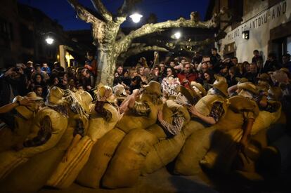 Un grupo de personas disfrazadas como 'Zaku Zaharrak', los hombres del saco en vasco, personajes tradicionales del carnaval de Lesaka, (España).