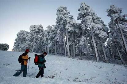 Excursionistas, el pasado fin de semana, en la sierra del Guadarrama, recorriendo el camino Schmidt, que une Cercedilla con Navacerrada.