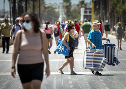 Ambiente en el paseo marítimo de la playa Malvarrosa de Valencia. El Sindicato de enfermería y el Consejo General de Colegios Oficiales de Médicos piden responsabilidad ciudadana ante la rebaja de las normativas de restricción contra la covid-19, la retirada de la mascarilla al aire libre y la reapertura del ocio nocturno.