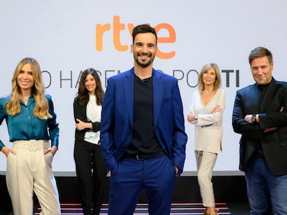 De izquierda a derecha, María Gómez, Pilar de Francisco, Lluís Guilera, Pilar Eyre y Carlos Latre, en la presentación de 'La pr1mera pregunta'.