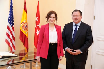 Duke Buchan, con la presidenta de la Comunidad de Madrid, Isabel Diaz Ayuso, el pasado 2 de marzo.