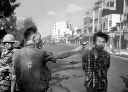Fotografía tomada el 1 de febrero de 1968. El General Nguyen Ngoc Loan, jefe de la policía nacional en Vietnam del sur, dispara su pistola en la cabeza de Nguyen Van Lem (también conocido como Bay Lop), oficial sospechoso de pertenecer al Viet Cong, en una calle de Saigón, en los inicios de la Ofensiva Tet. La fotogrfía ganó el premio Pulitzer de ese año. "El general mató al Viet Cong; Yo maté al general con mi cámara. Las fotografías son el arma más poderoso que hay en el mundo", diría tiempo después Adams sobre su foto.
