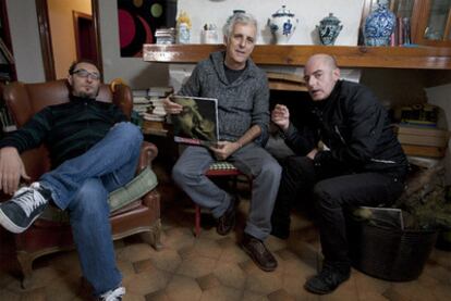De izquierda a derecha, J., de Los Planetas, Kiko Veneno y Antonio Arias, de Lagartija Nick, ayer en Granada.