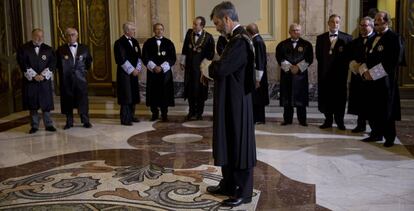 Carlos Lesmes, presidente del Supremo, junto a más magistrados.
