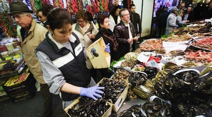 Puestos de pescado y marisco en el mercado de la Boqueria.