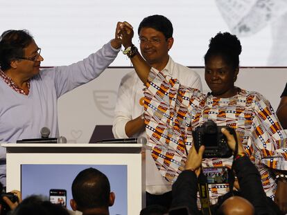 Gustavo Petro, candidato a la Presidencia de Colombia del Pacto Histórico, acompañado de los precandidatos derrotados, Francia Márquez y Camilo Romero, el domingo en Bogota.