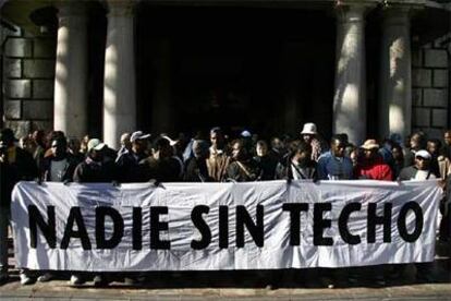 Inmigrantes, ayer, durante la concentración celebrada bajo el balcón del Ayuntamiento de Valencia.